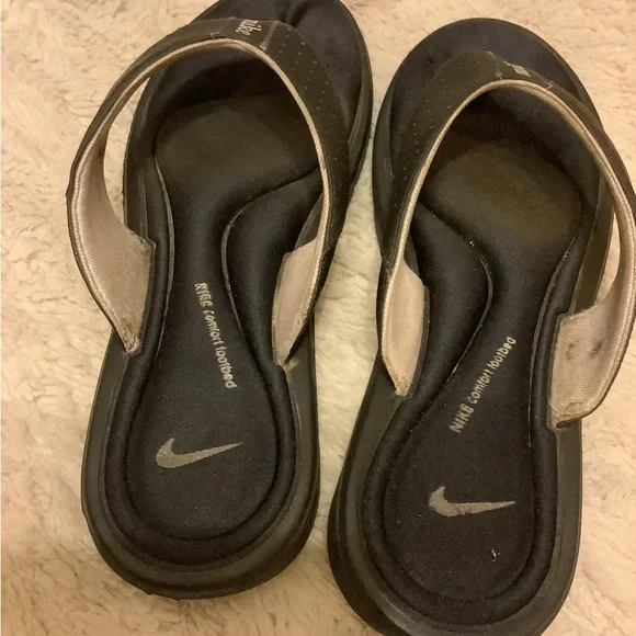 Nike Women's Black Flip Flops - Picture 2 of 5